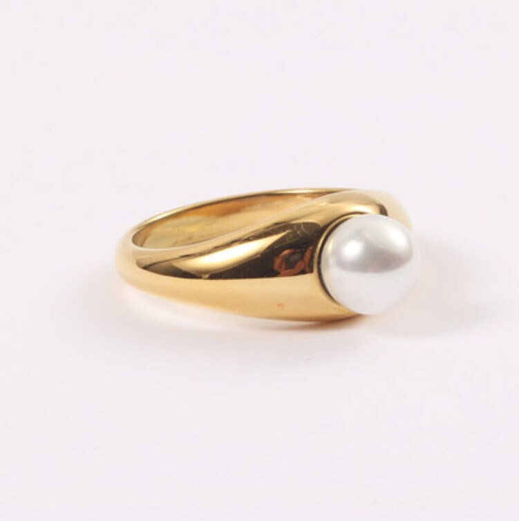 white gemstone Natural Pearl Ring With 14K Rose Gold, For Astrology, Size:  6.60 Carat at Rs 14869/piece in New Delhi